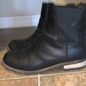Kodiak Chelsea black boots. True to size. But more narrow than wide.